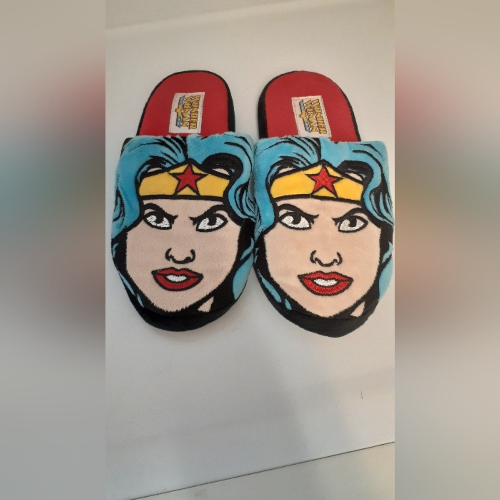 Wonder Woman slipper slides - size small (5-6)